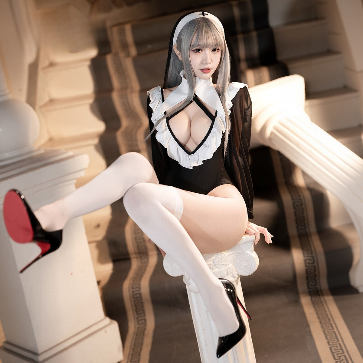 禁忌之恋 深V修女连体衣性感露臀开裆免脱制服